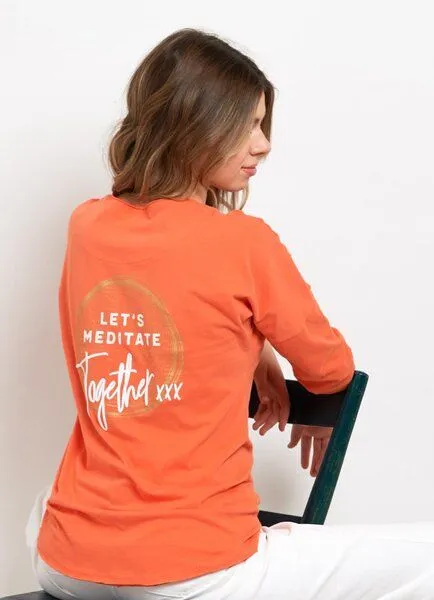 SPARKLES OF LIGHT SPARKLES OF LIGHT Yoga Shirt | LET'S MEDITATE TOGETHER, Rot-orange (orange), – Produktbild 1 von 3