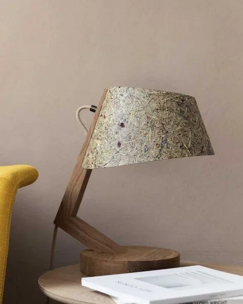 ALMUT von Wildheim ALMUT von Wildheim Moderne Tischlampe aus Eiche Lampenschirm aus Naturmaterialien, Ananasfasern (gold), – Produktbild 2 von 4