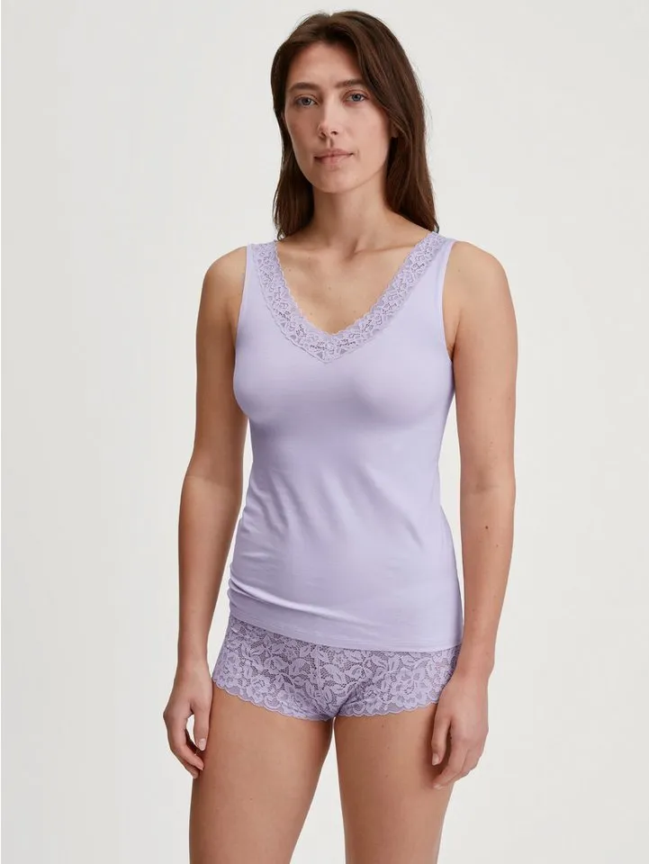 CALIDA CALIDA Tanktop Natural Comfort Lace elastisch, V-Ausschnitt, weiche Spitze, breite Träger, Lila, – Produktbild 3 von 5