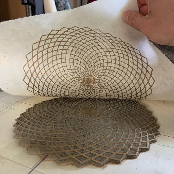 Veskor Cassiopeia Veskor Cassiopeia LOTUS DES LEBENS Heilige Geometrie Linoldruck | 27,5 x 27,5 cm | Gold auf Naturweiß – Produktbild 7 von 8