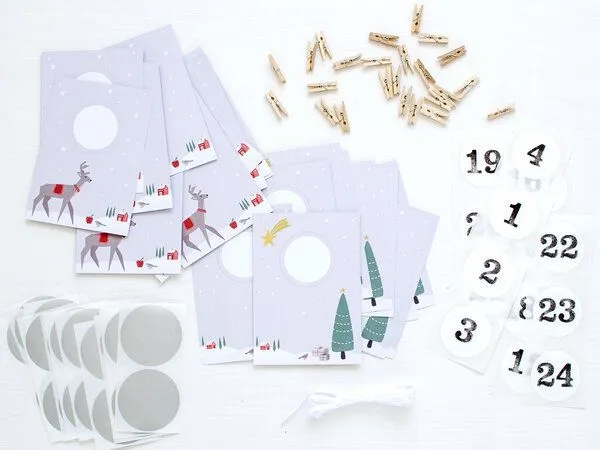 renna deluxe renna deluxe RUBBEL Adventskalender, Weihnachten Reh Tannenbaum, Bastelset 97 Teile | Gutschein-Kalender im Nordic Stil – Produktbild 2 von 3