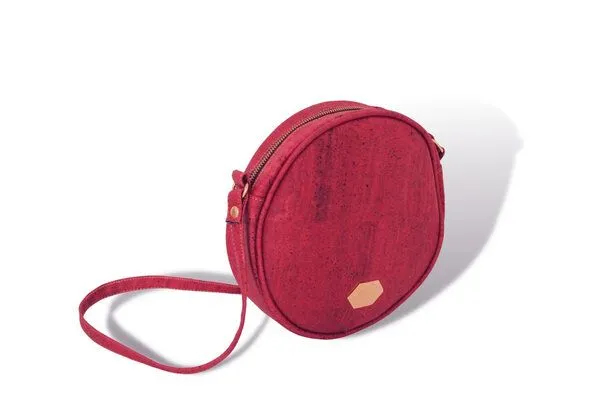 MATES OF NATURE MATES OF NATURE Circle Bag | Runde Korkleder-Handtasche, Red grape (rot), – Produktbild 4 von 4