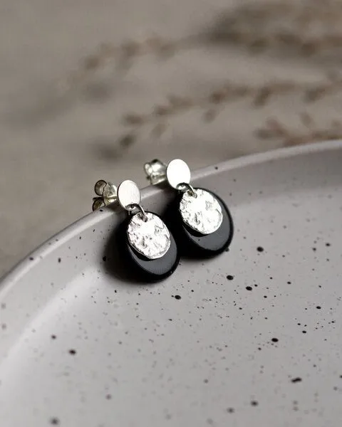 lille mus lille mus Ohrstecker 'Mondplättchen' aus Porzellan und 925 Silber, Schwarz, – Produktbild 1 von 6