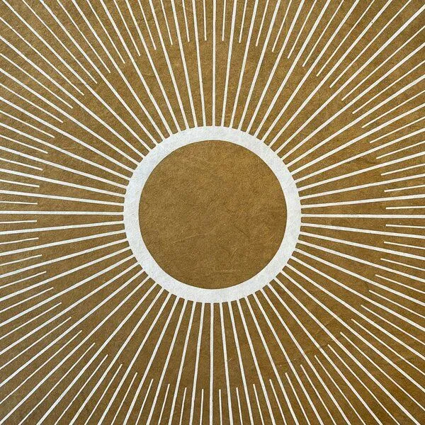 Veskor Cassiopeia Veskor Cassiopeia CENTRAL SUN Sonnen Linoldruck | 40 × 40 cm | Gold auf Naturweiß – Produktbild 4 von 4