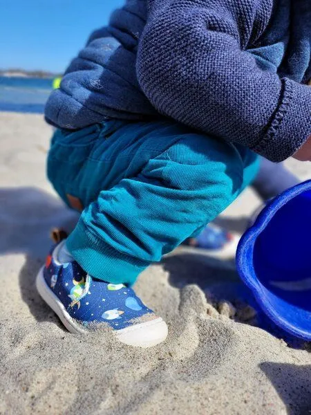 Pololo Pololo Lauflernsneaker "Chico" aus Seaqual Yarn mit Baumwoll-Futter, Größen 20-27, Planeten, – Produktbild 2 von 4