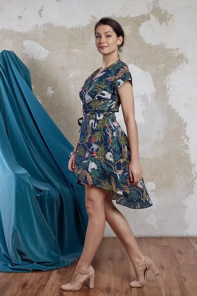 ManduTrap ManduTrap Wickelkleid Feline aus Bio-Baumwolle (kbA) mit Schwanenmuster - Nachhaltiges Sommerkleid – Produktbild 3 von 3