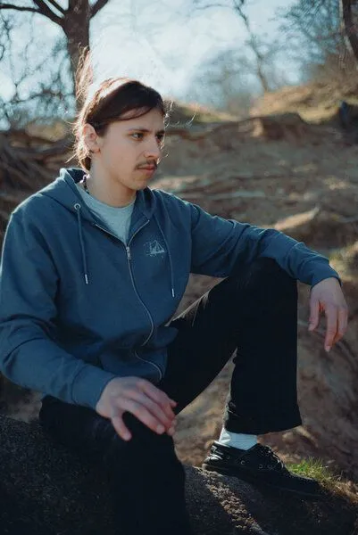 FÄDD FÄDD Herren Sweatjacke aus Bio-Baumwolle "FISCHERNTEBÖÖTCHEN", Blau, – Produktbild 4 von 4