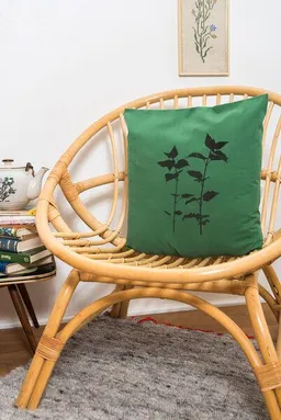 Hirschkind Hirschkind Bio-Kissenbezug 'Brennnessel' grün mit schwarzem Druck 40*40 cm – Produktbild 1 von 1