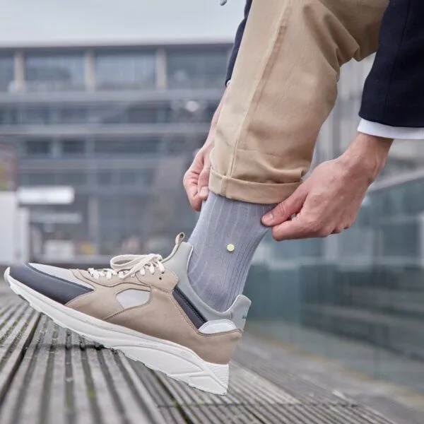wysf. | what you stand for. wysf. | what you stand for. Socken, Rippenstrick mit Knopf, Bio-Baumwoll-Mix, Grau, – Produktbild 1 von 4