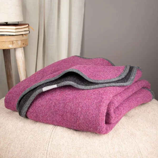 nahtur-design nahtur-design Lodendecke | Warme Wolldecke | Kuscheldecke aus 100% Schurwolle, Beere/schwarz (lila), – Produktbild 3 von 4