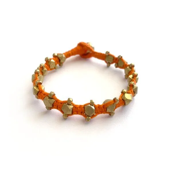 KIKOONI KIKOONI Dokra Armband Orange Shields – Produktbild 1 von 3