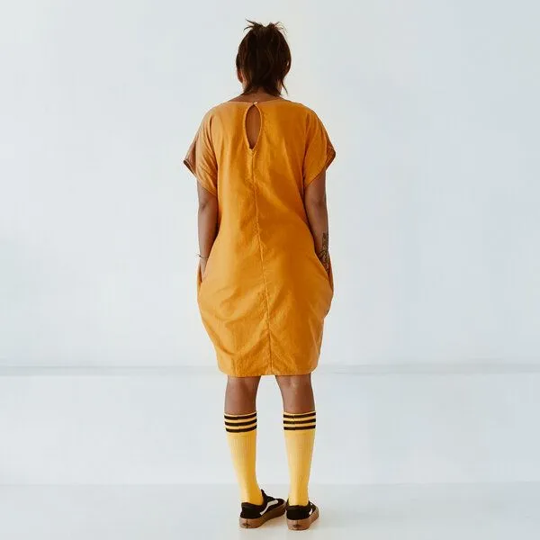 The Driftwood Tales The Driftwood Tales Weit geschnittenes Baumwoll-/Leinenkleid mit zwei Seitentaschen, Turmeric, – Produktbild 2 von 4