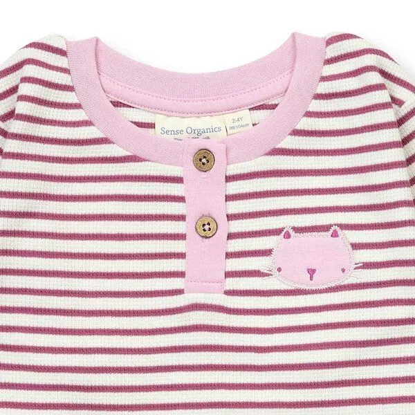 Sense Organics Sense Organics Kinder Schlafanzug, Modell JUNIS, Himbeerrot-weiß geringelt mit katzen-applikationn / himbeerrot-weiß geringelt, – Produktbild 3 von 4