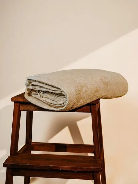 Pamukia Pamukia Premium-Frottee-Badetuch 100 × 150 cm aus GOTS-zertifizierter Bio-Baumwolle – Essence, Beige, – Produktbild 1 von 4