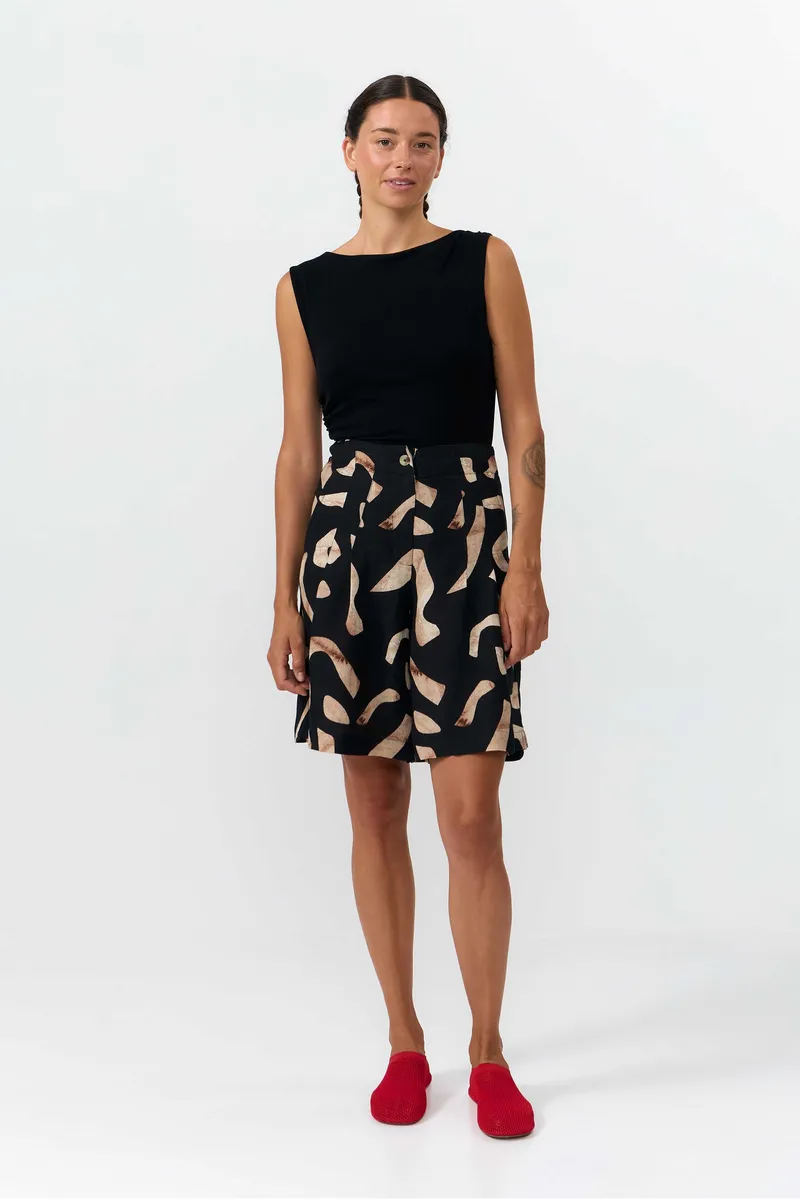 SUITE13LAB SUITE13LAB Damen vegan Shorts Bermuda Salor Print Stones Schwarz, Schwarz, – Produktbild 1 von 2