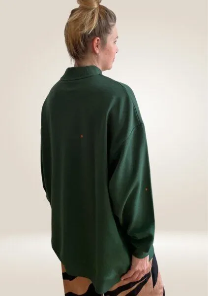 noemvri fashion label noemvri fashion label oversized Sweatshirt Turtleneck mit Herzchen, Grün mit orangen herzchen, – Produktbild 3 von 3