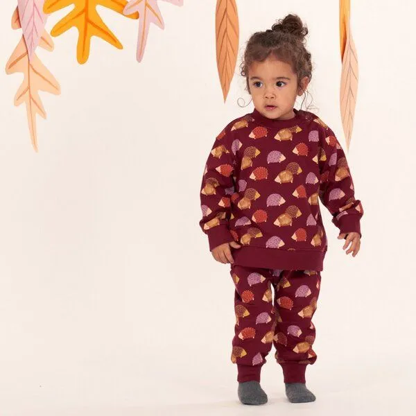 Sense Organics Sense Organics Babyhose mit Igel-Druck auf Weinrot, Modell NEVIN, Red, – Produktbild 2 von 4