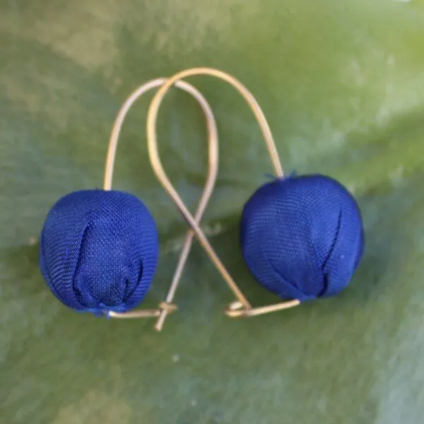 Schönes aus Indochina Schönes aus Indochina Seidenohrringe, Royalblau, – Produktbild 2 von 5