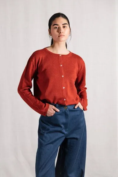 Jyoti - Fair Works Jyoti - Fair Works Baby-Alpaka Strickcardigan Navan, Rot, – Produktbild 2 von 4