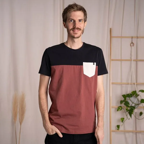 Vresh Clothing Vresh Clothing Verdy - Classic Fit Colourblock T-Shirt mit Brusttasche aus Biobaumwolle, Mahagoni/schwarz, – Produktbild 1 von 4