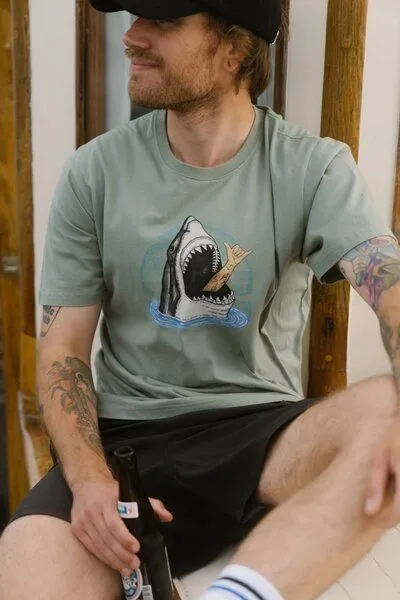 LAKOR LAKOR T-Shirt aus Bio-Baumwolle - Shark Shaka, Sea spray (grün), – Produktbild 1 von 3