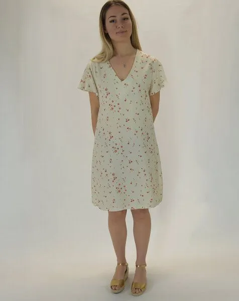 Aatise Aatise Shiftkleid Zelda mit Schmetterlingsärmel, oranger Druck, 100% EcoVero, Weiss, – Produktbild 2 von 4
