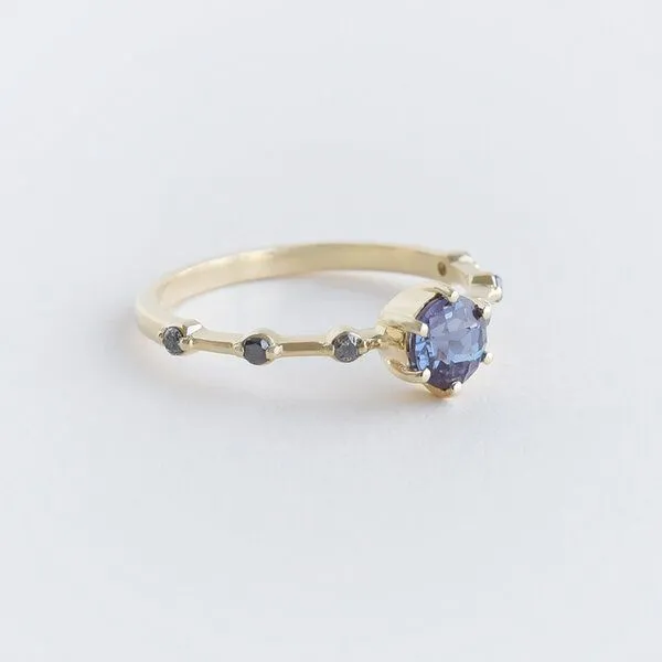 Eppi Eppi Ring mit Alexandrit und seitlichen Salt and Pepper Diamanten Imelda, Gelb, – Produktbild 3 von 4