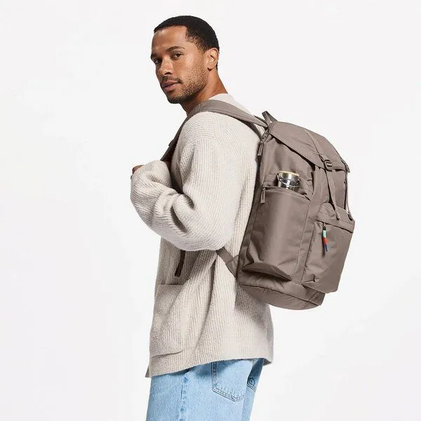 GOT BAG GOT BAG Flap Pack LARGE Rucksack mit Laptopfach aus RE:PET, Braun (oyster), – Produktbild 2 von 4