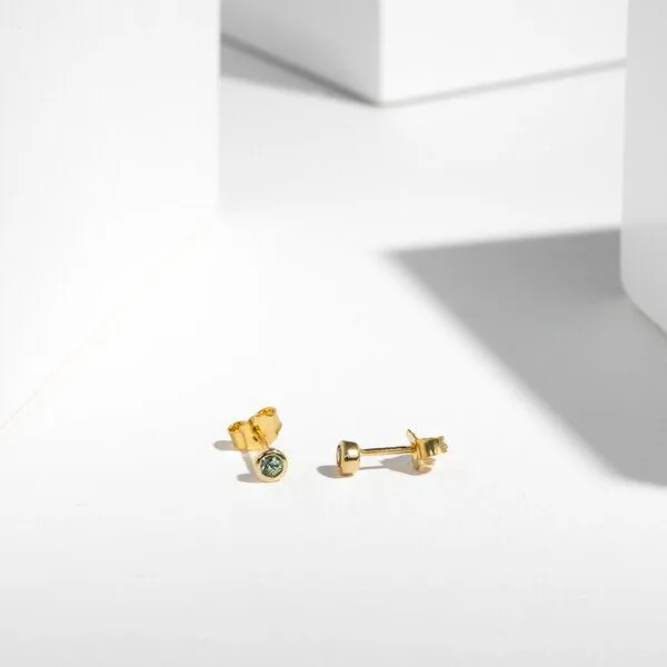 Eppi Eppi Minimalistische Ohrstecker mit grünen Saphiren in Bezelfassung Tofine, Gelb, – Produktbild 4 von 4