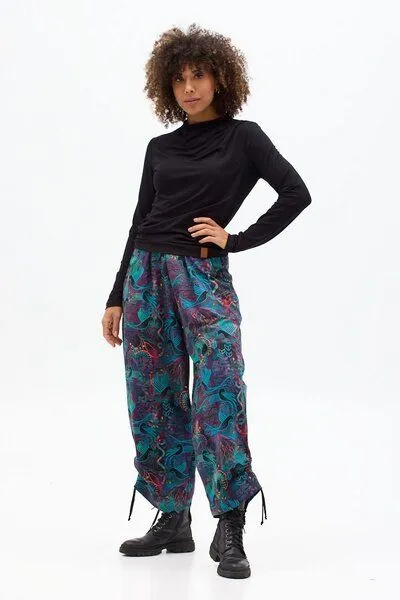 KOKOworld Hose Berlin – Bequeme Jogginghose – Weites Bein – Beinlänge mit Kordelzug verstellbar – Farbenfroher einzigartiger Print von KOKOworld – 100% in der EU fair produziert, Amanay (mehrfarbig), – Produktbild 2 von 4