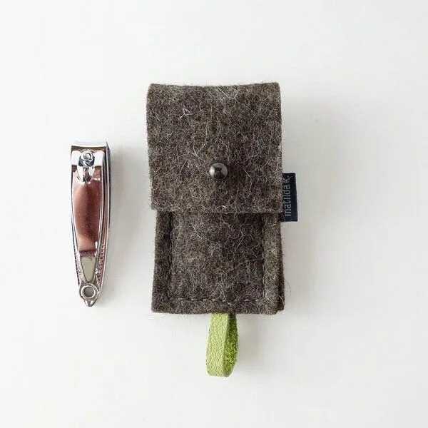 matilda k. manufaktur matilda k. manufaktur maniküre-etui minimalistisch aus Filz mit nagelknipser 'franz', Braun, – Produktbild 1 von 8