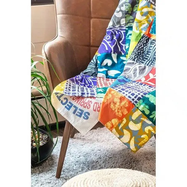 Global Mamas Global Mamas Batik-Patchworkdecke aus Biobaumwolle & Upcycling Mehlsack – Produktbild 1 von 3