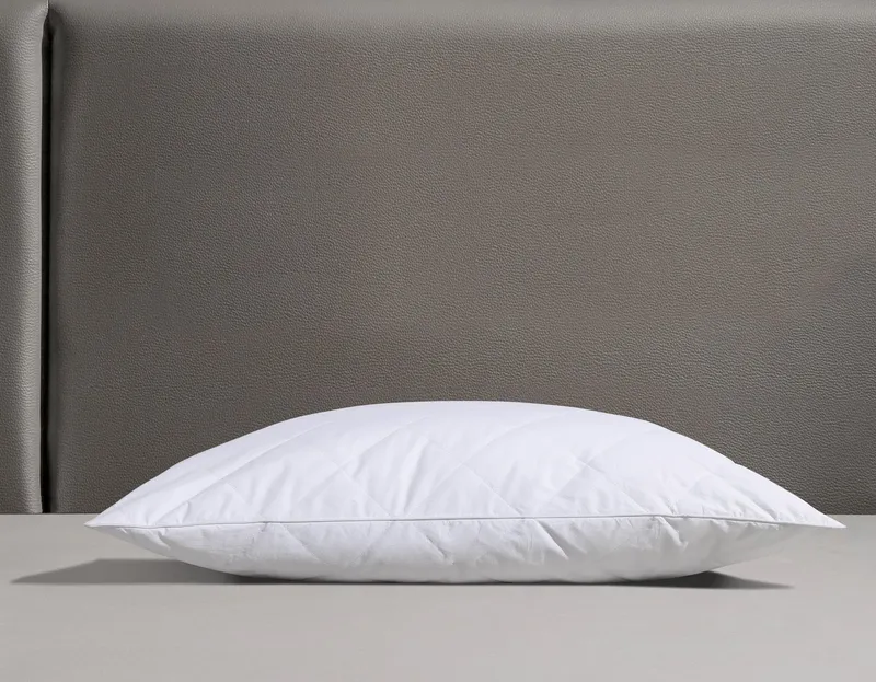 QUEENS TEXTILES Synthetikkopfkissen Juliette, Bezug versteppt mit 100% Viskose, Weiß, – Produktbild 1 von 4