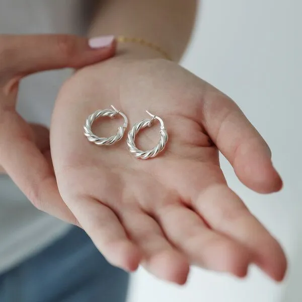 BELLYBIRD Jewellery BELLYBIRD Jewellery CREOLEN - Kreis, gedrehtes Design, glänzende Oberfläche, Silber, – Produktbild 4 von 4
