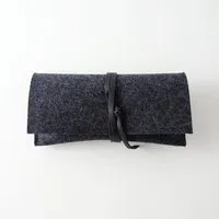 matilda k. manufaktur matilda k. manufaktur Brillenetui aus Wollfilz anthrazit mit Lederband 'auguste' – Produktbild 1 von 1