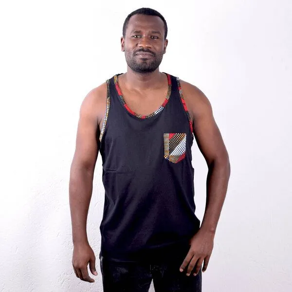 Africulture Africulture Tanktop mit Brusttasche aus Westafrikanischem Kitengestoff, Schwarz mit tasche volldruck, – Produktbild 1 von 1
