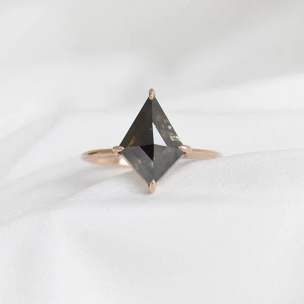 Eppi Eppi Minimalistischer Ring mit Salt and Pepper Diamanten Iban, Weiss, – Produktbild 3 von 4