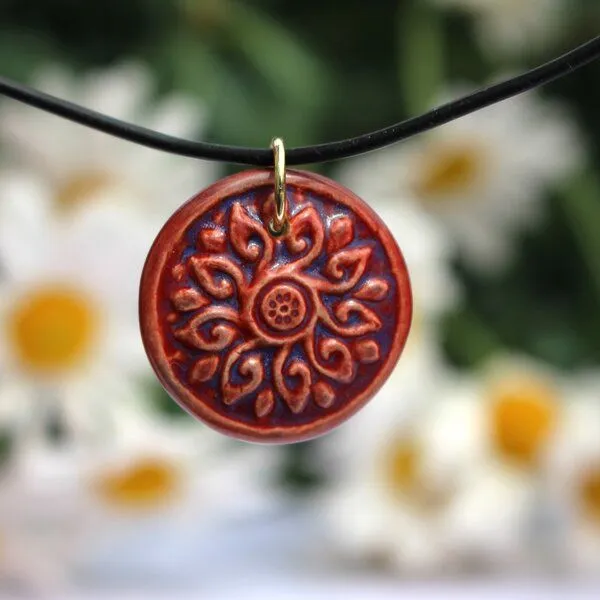 Schönes aus Indochina Schönes aus Indochina Schmuck aus Keramik, Anhänger Blume und Fächer am Kautschukcollier, Rot, – Produktbild 1 von 3
