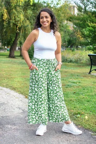 Global Mamas Global Mamas Bio Hose Crop - WIDE LEG SUMMER, Brambles (olive), – Produktbild 2 von 3