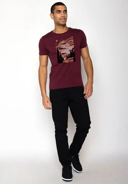 GreenBomb GREENBOMB Nature Lakeside Guide - Sportliches T-Shirt aus Bio-Baumwolle / hochwertiger Print / GOTS / Fair & Vegan, Rot (samtener regen), – Produktbild 4 von 4