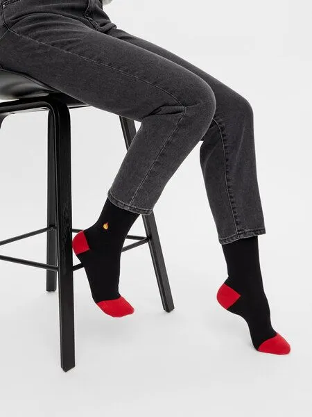 Natural Vibes Natural Vibes Bestickte Socken | Flammenmotiv | Bio GOTS | Bunte Socken | Herren Damen Socken, Rot, – Produktbild 1 von 3
