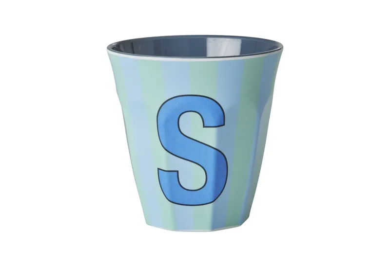 RICE RICE Becher Melamin Becher mit Buchstaben - Jungen, 1-tlg., Melamin, Buchstaben Becher, Grün, – Produktbild 1 von 3
