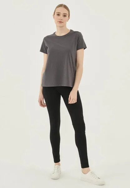 ORGANICATION ORGANICATION Damen Basic T-Shirt aus Bio-Baumwolle, Asphalt, – Produktbild 2 von 4