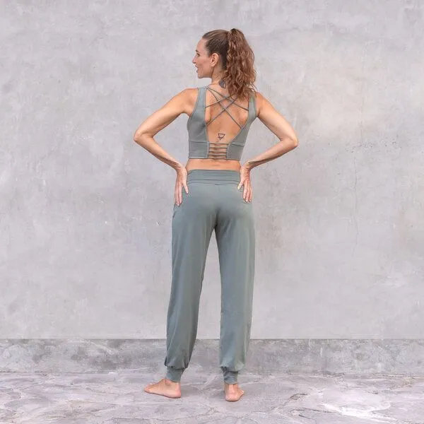 Jaya Jaya KURZES TOP SURYA - Bra/Croptop aus elastischer Biobaumwolle, Tankttop Stil vorne mit breiteren Trägern & raffiniertem Rücken, Agave/grün, – Produktbild 2 von 2
