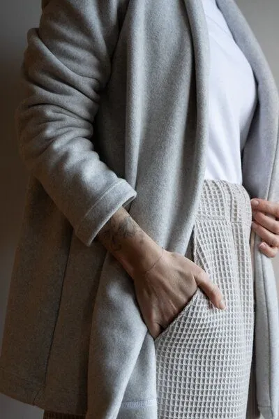 Ecostories Ecostories Cardigan Kuschelwerk aus 100% Biobaumwollfleece, Hellgrau, – Produktbild 3 von 3
