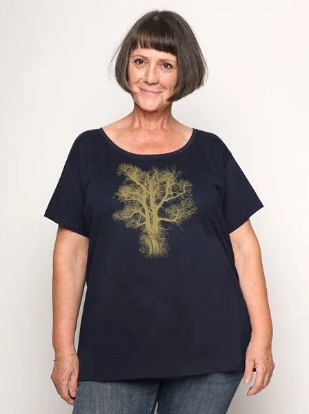 Peaces.bio - handbedruckte Biomode Peaces.bio - handbedruckte Biomode Bio-Damen-Loosefit-T-Shirt Chestnut, Navy, – Produktbild 2 von 3