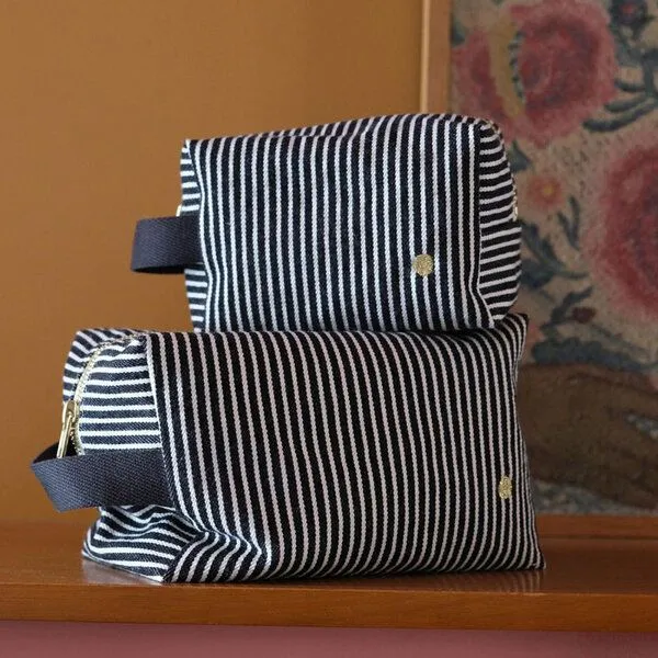 La Cerise sur le Gâteau La Cerise sur le Gâteau Cube Kulturtasche | Kosmetiktasche aus Bio-Baumwolle, Weiße streifen auf schwarz, – Produktbild 2 von 3
