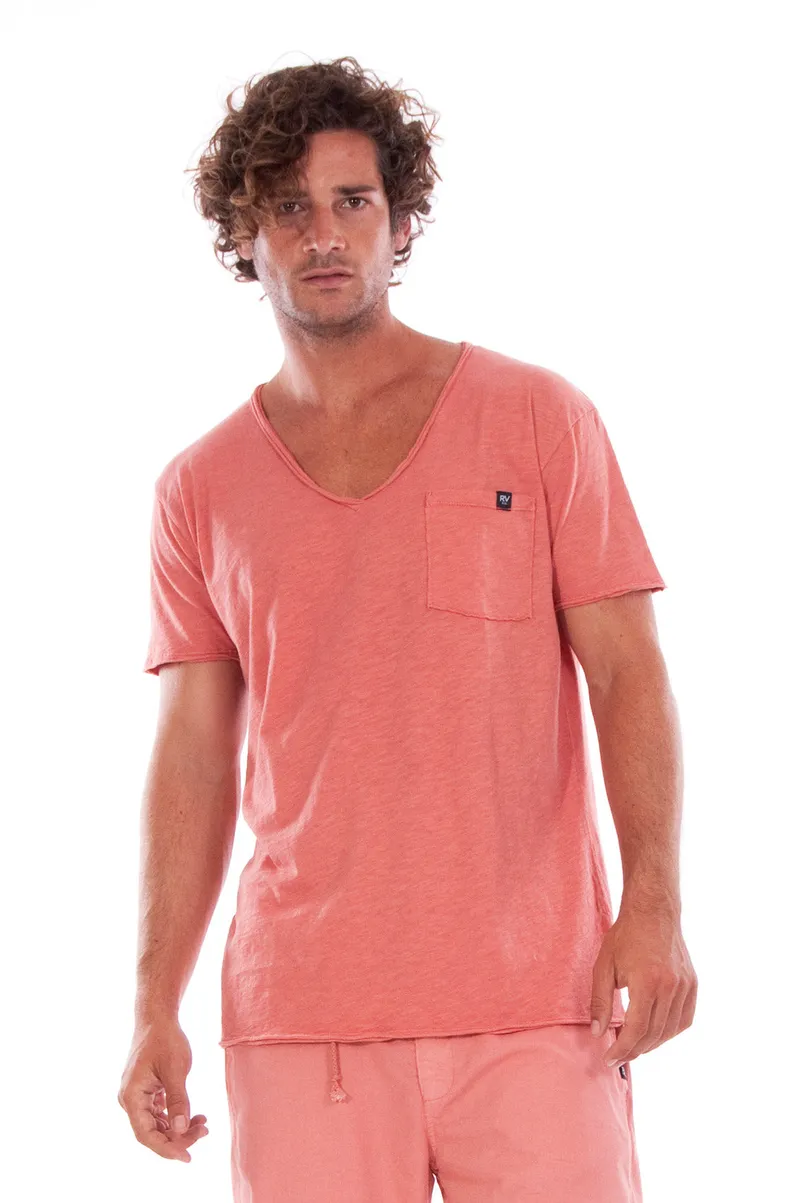 RAVENS VIEW IBIZA RAVENS VIEW IBIZA Herren vegan T-Shirt V-Ausschnitt Wild Pocket Clay, Hellrot, – Produktbild 1 von 1