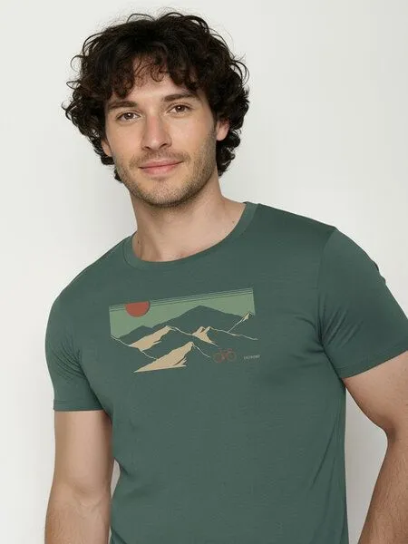 GreenBomb GREENBOMB Mountain Tour Guide - Sportliches T-Shirt aus Bio-Baumwolle / hochwertiger Print / GOTS / Fair & Vegan, Grün (night grove), – Produktbild 3 von 5