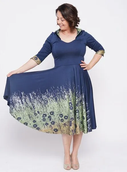 Peaces.bio - handbedruckte Biomode Peaces.bio - handbedruckte Biomode Tanzkleid Wiesengemälde in Nachtblau – Produktbild 1 von 4